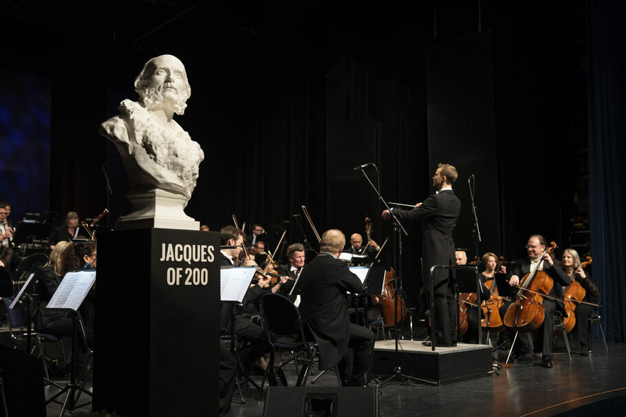 Neujahrskonzert Capitol Symphonie Orchester mit Büste Jacques Offenbach