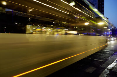 Fahrender Bus bei Nacht