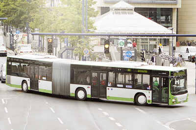 Gelenkbus am Marktplatz in Offenbach