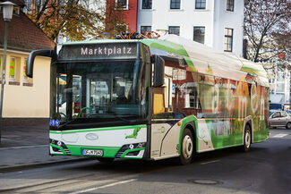 E-Bus vor den Narkthäuschen am Wilhelmsplatz