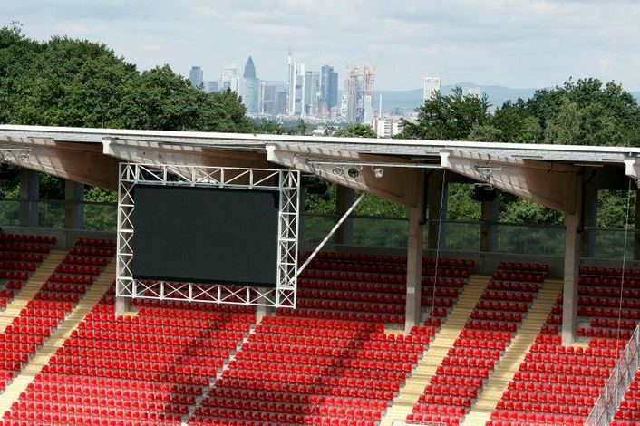 Ansicht Stadion, im Hintergrund die Skyline von Frankfurt