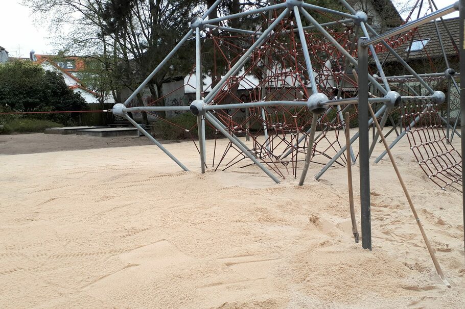Frisch gereinigter Sand unter einem Klettergerüst