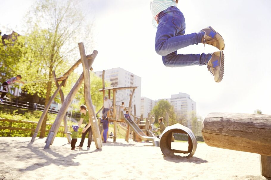 Spielplatz Mainuferpark mit springendem Kind