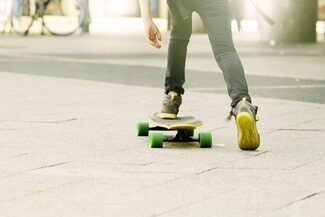 Ein Junge fährt auf einem Skateboard.