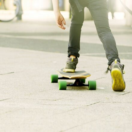 Ein Junge fährt auf einem Skateboard.