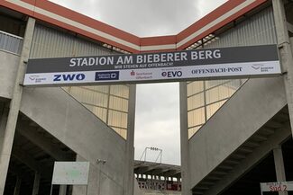 Das Stadion am Bieberer Berg mit dem Schild am Eingang