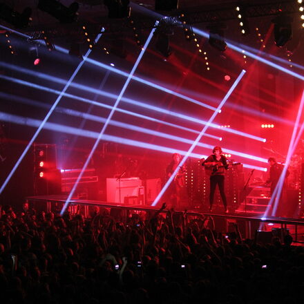 Konzertbild Stadthalle, rotes Licht und Laser