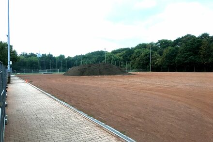 Umbau eines Hartplatzes in einen Rasenplatz im SANA Sportpark