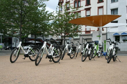 Pedelecs an der eMobil-Station am Marktplatz.