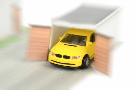 Ockergelbfarbener BMW in einer Garage
