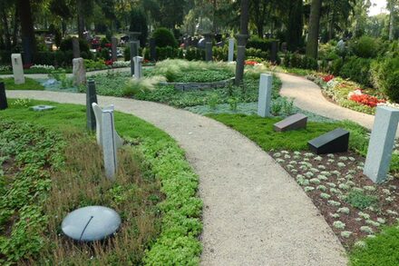 Gärtnergepflegte Grabanlage auf dem Neuen Friedhof
