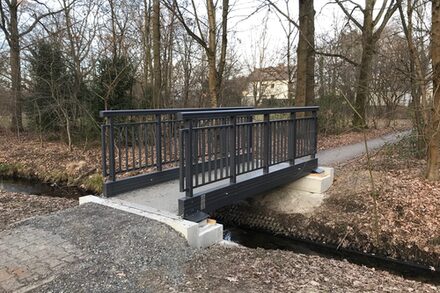 Neue Brücke aus Aluminium über dem Hainbach.