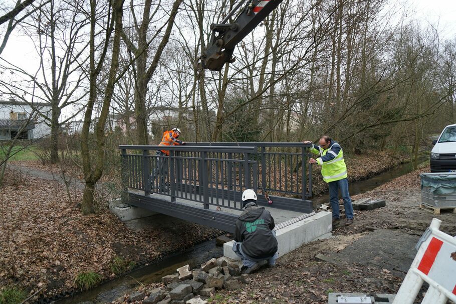 Neue Brücke wird über den Hainbach gesetzt.