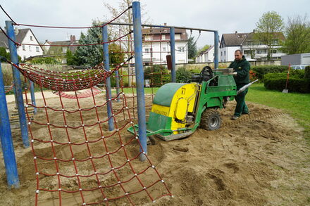 Sandreinigung auf einem Spielplatz in Rumpenheim.