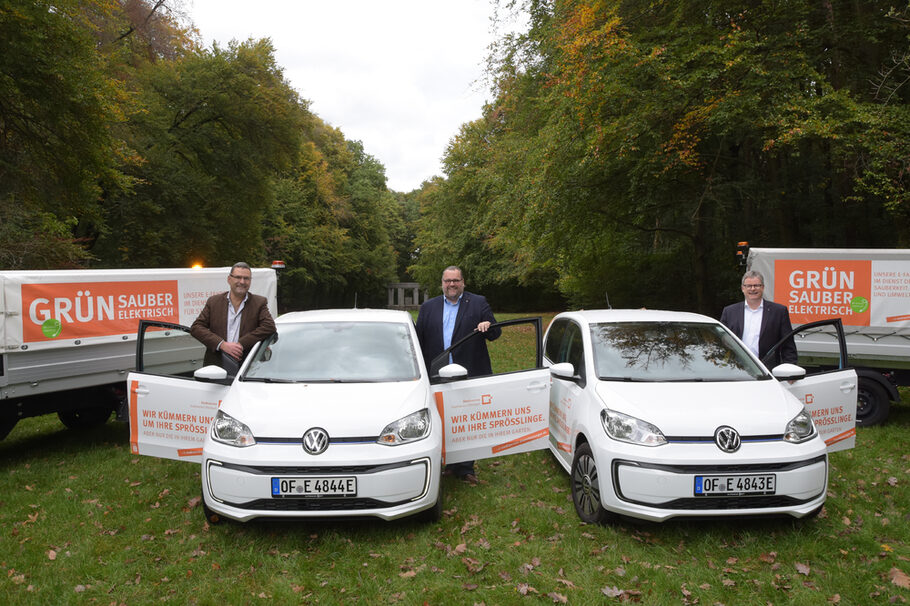 Christian Loose, Peter Freier und Peter Walther mit E-Fahrzeugen