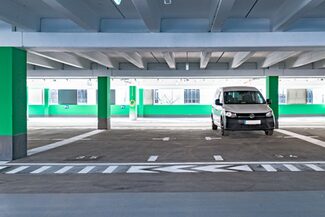 Ein weißes Auto parkt auf einem der großzügig bemessenen Parkplätze des Parkhauses Innenstadt