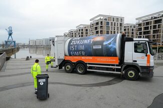 Bioabfall - Rotorpressfahrzeug im Hafen