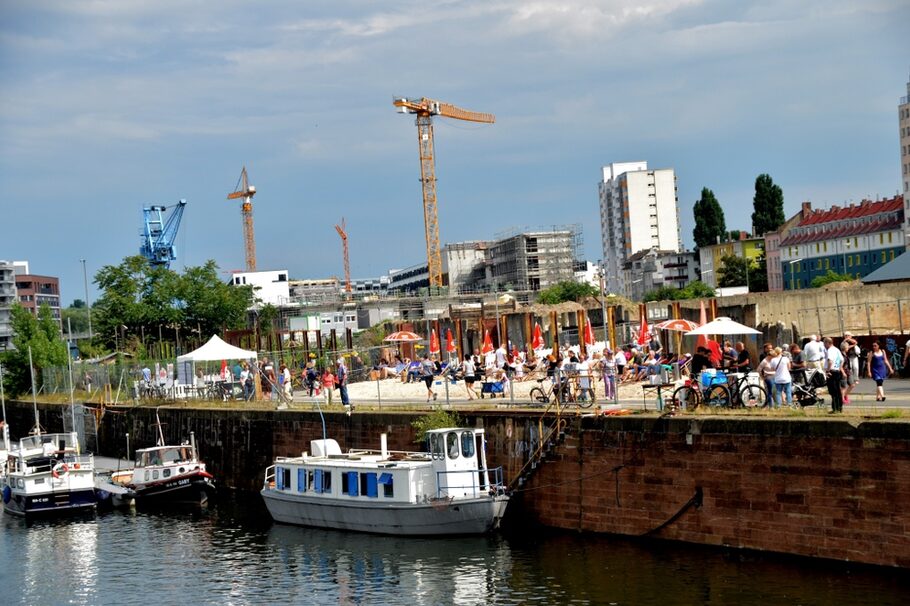 Ufer / Mainradweg im Hafen Offenbach beim Brückenfest