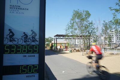 Radfahrer passiert die Fahrradzählstelle im Hafen Offenbach