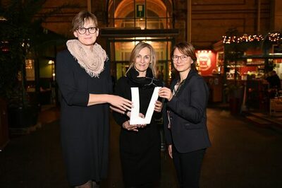 Daniela Matha, Hanne Reichel und Bozica Niermann mit Award.