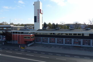 Blick auf die Feuerwehrwache der Berufsfeuerwehr in Offenbach von oben.