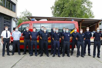 Gruppenfoto mit den Feuerwehrleuten