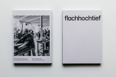 Cover des Katalogs flachhochtief und Bild aus der Druckwerkstatt mit Leuten die an einer Druckmaschine arbeiten
