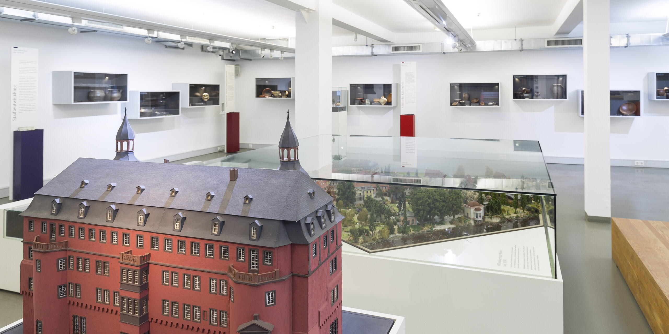 Dauerausstellung im Haus der Stadtgeschichte mit dem Modell des Isenburger Schloß im Vordergrund
