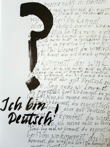 Blatt Papier mit Fragen zur Herkunft und der Aussage "Ich bin Deutsch!".