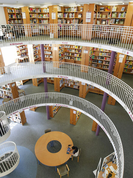 Blick in den Bücherturm in der Stadtbibliothek in Offenbach.