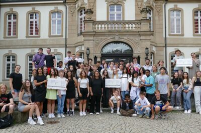 Gruppenbild mit den Schülerinnen und Schülern der Leibnizschule.
