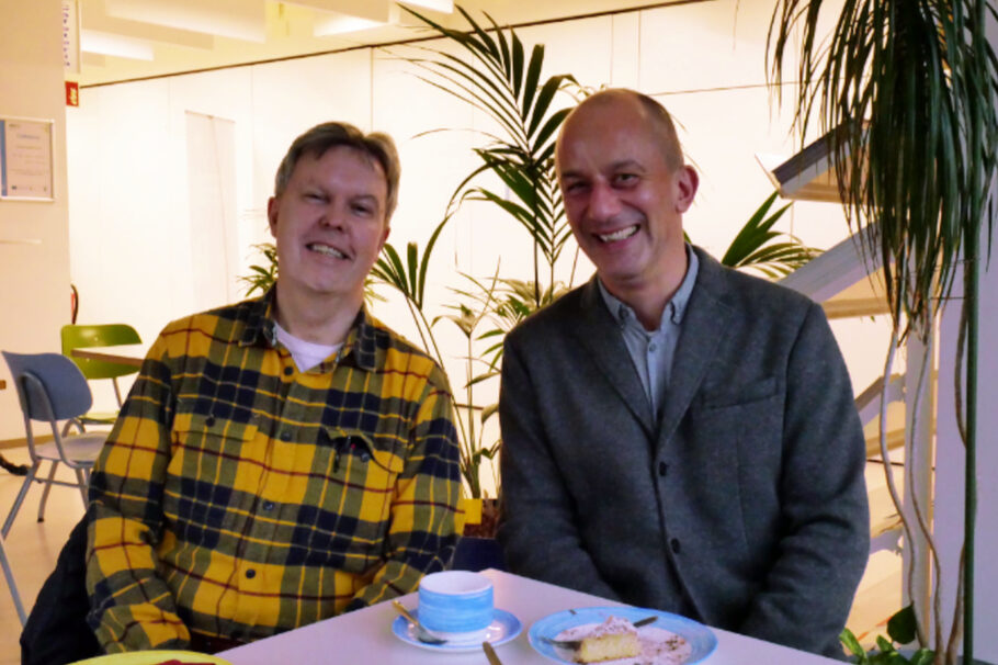Dirk Wolk-Pöhlmann mit Dr. Heinold in der Cafeteria der vhs