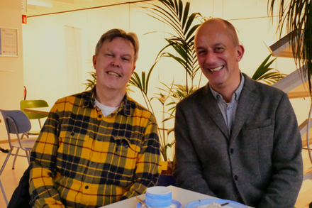 Dirk Wolk-Pöhlmann mit Dr. Heinold beim Interview in der Cafeteria der vhs