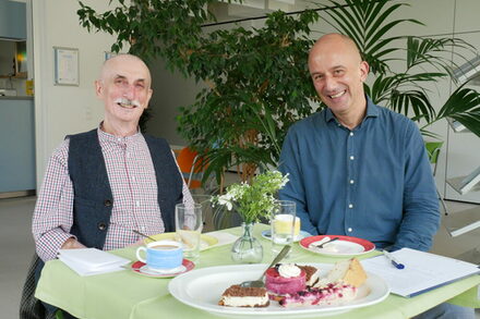 Dirk Wolk-Pöhlmann mit Rudi Schmitt in der Cafeteria der vhs