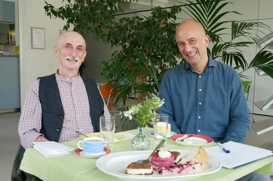 Dirk Wolk-Pöhlmann mit Rudi Schmitt in der Cafeteria der vhs