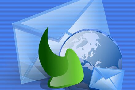 E-Mail, Weltkugel, Briefe und grüner Pfeil