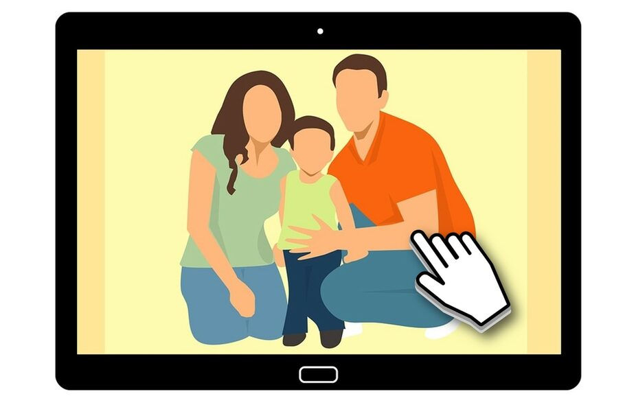 Bild von Familie auf Tablet mit Mauszeiger