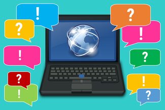 Laptop mit bunten Sprechblasen mit Frage- und Ausrufezeichen