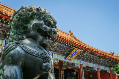 Chinesischer Tempel, davor Figur eines chinesischen Drachens