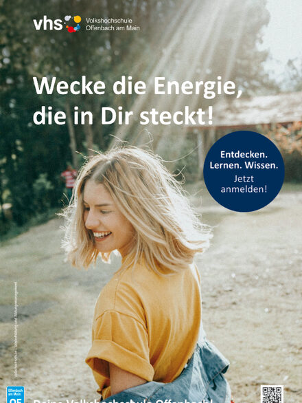 Titel des vhs Programmheftes: junge, lachende Frau im Sonnenschein, Text "Wecke die Energie, die in dir steckt."