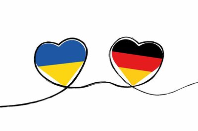 Zwei Herzen mit der ukrainischen und deutschen Flagge