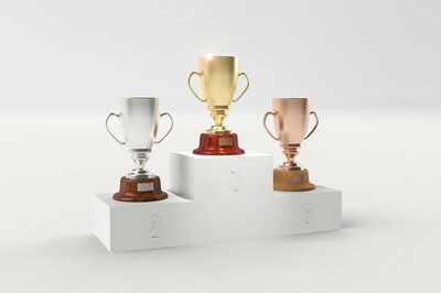 Siegertreppe mit drei Pokalen