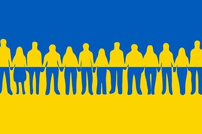Flagge der Ukraine mit Silhouetten von Menschen davor