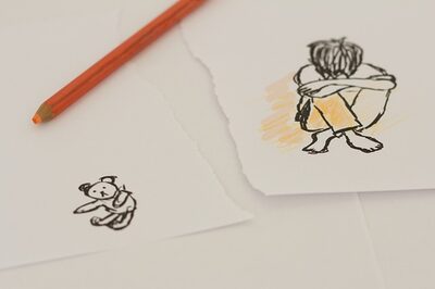zerrissene Zeichnung mit einem Kind und einem Teddybären