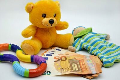 Geldscheine, Teddybär, Handpuppe und Beißring