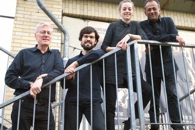 Die Musiker des Isenburg Quartetts stehen auf einer Treppe.