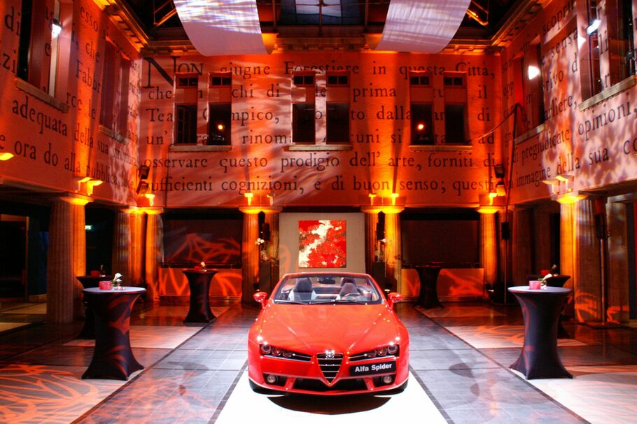 Aha-Effekt im Atrium: Der Alfa Romeo wurde hier 2006 in Szene gesetzt.