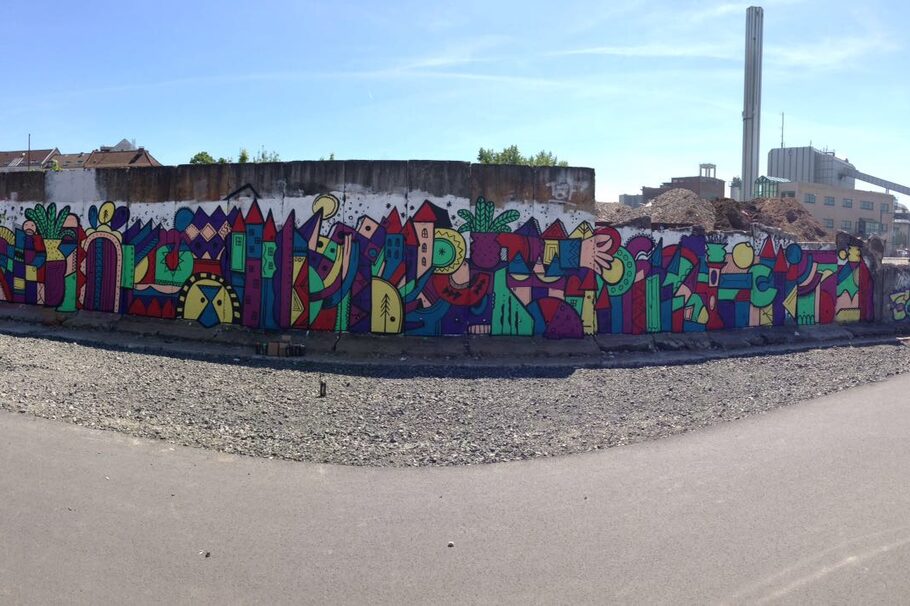 Graffiti-Kunstwerk im Hafen von Thekra Jaziri und 30 Schulkindern.