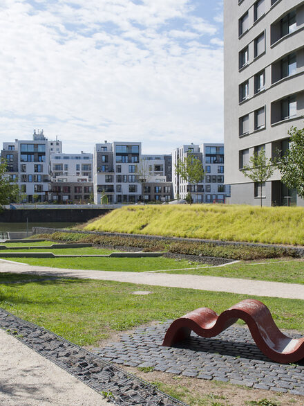 Grünanlage im oberer Molenpark im Hafen Offenbach