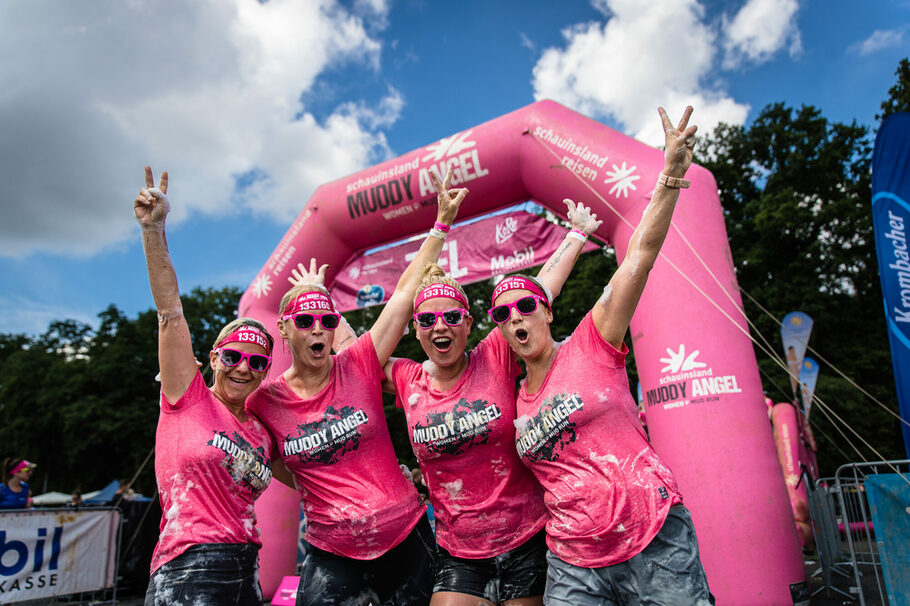 Vier Frauen nach dem Muddy Angel Run, in rosa gekleidet und mit Schaum auf den Klamotten